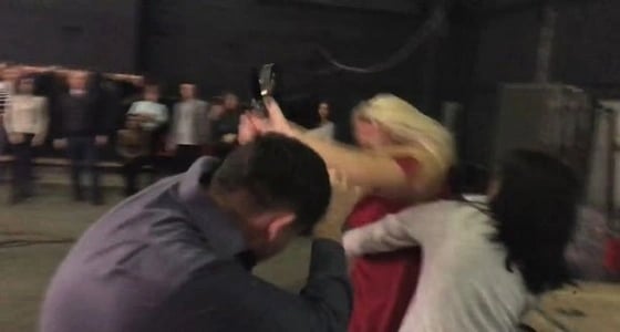 بالصور.. سيدة تعتدي على زوجها بوحشية قبل ظهورهما ببرنامج تليفزيوني