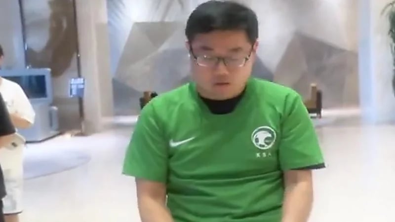 مشجع صيني يتمنى عدم الخسارة بنتيجة كبيرة أمام الأخضر .. فيديو