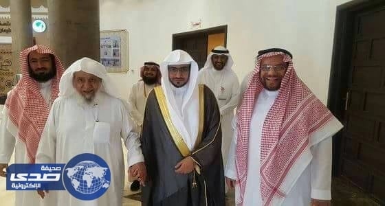 بالصورة .. المغامسي يزور وقف الراجحي ويشيد بإتقانه