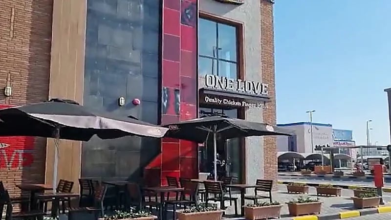 فيديو..مطعم شهير يثير الجدل بالكويت بسبب شعار يرمز للمثلية