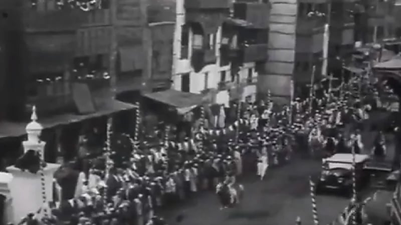 موكب الملك عبدالعزيز في مكة قبل 95 عاما..فيديو