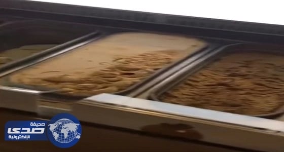 بالفيديو.. حشرات في ثلاجة آيس كريم بالأحساء