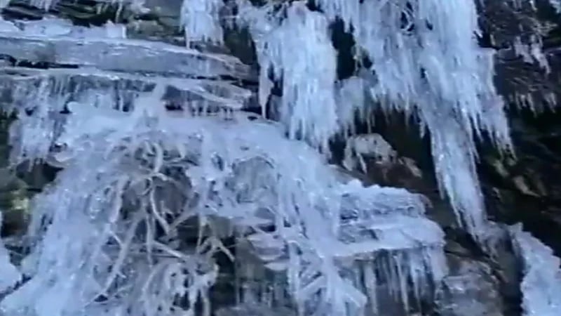 بالفيديو.. شلال مياه متجمد في جبل اللوز