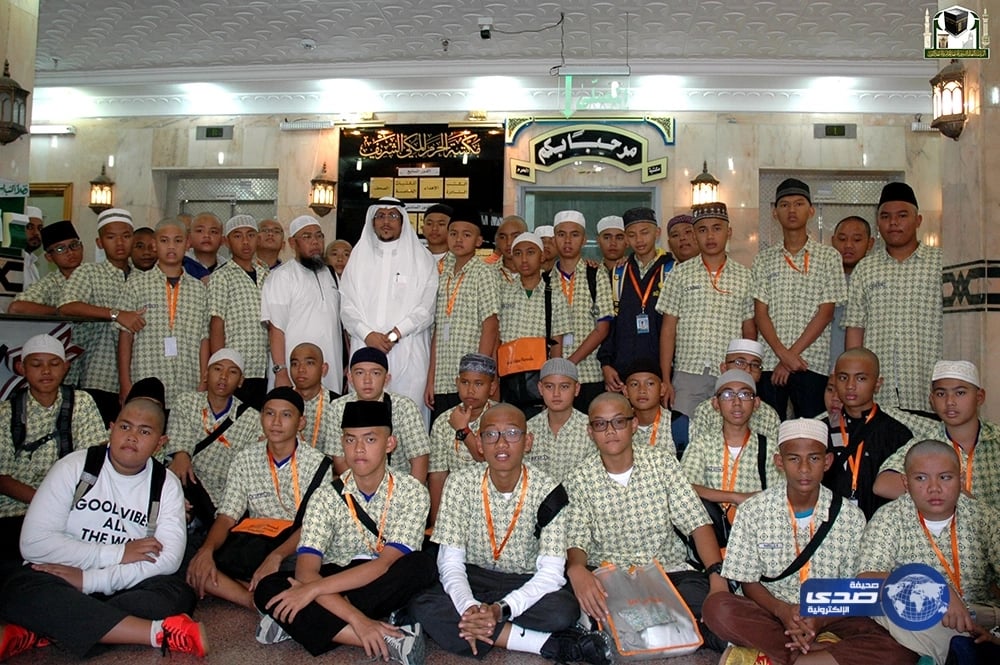 شاهد.. خالد عبدالرحمن يطلب من الجماهير الانتقال إلى مكان آخر للتصوير معه 