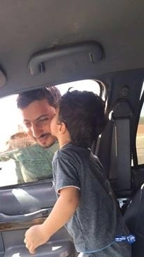 بالصور.. إحباط تهريب 358 زجاجة خمر بجسر الملك فهد