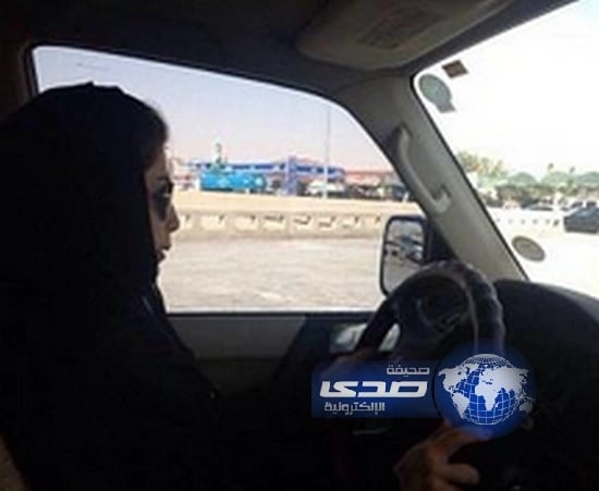  سعوديتان تتعمدان القيادة في وضح النهار (صور)