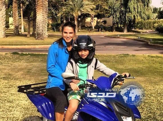 الملكة رانيا العبدالله تظهر بصحبة الامير هاشم على دباب