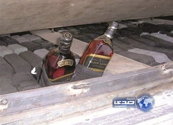 الإيقاع بمفتش جمركي بجسر الملك فهد خلال محاولته تهريب 95 قارورة خمر