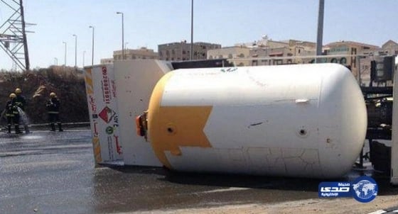 مدني الريا ض يباشر انقلاب ناقلة وقود بطريق الجنادرية