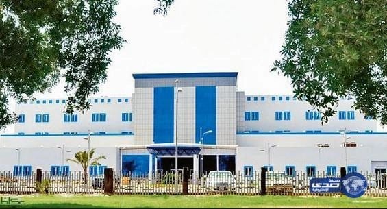 عامل يتخذ مدخل وحدة غسل الكلى لتخزين الاسطوانات بجازان