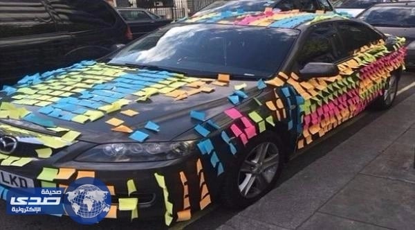 بريطانية تُغطي سيارة رجل ببطاقات مدون عليها رقم هاتفها لاعجابها به