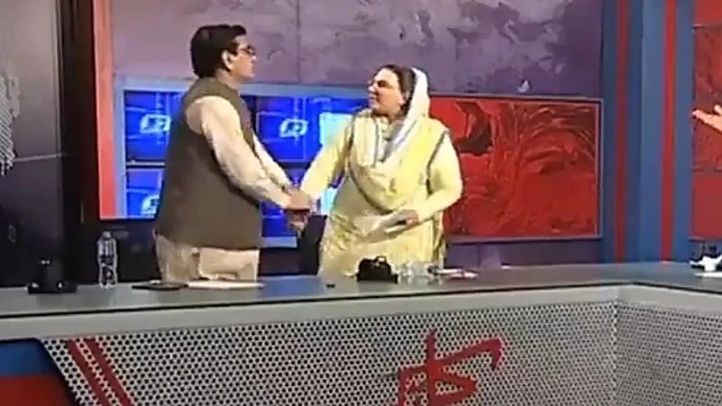 بالفيديو.. وزيرة باكستانية تصفع نائب برلماني على الهواء