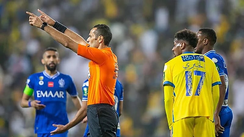 فيديو..لحظة احتجاج لاعبي النصر على ركلة الجزاء ومحاولة الضغط على الحكم