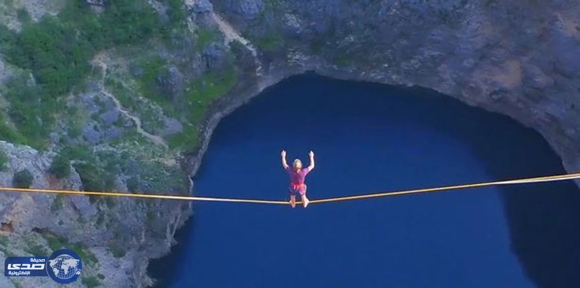 بالفيديو.. تجربة مُرعبه لمغامرين يخاطرون بحياتهم فوق الجبال