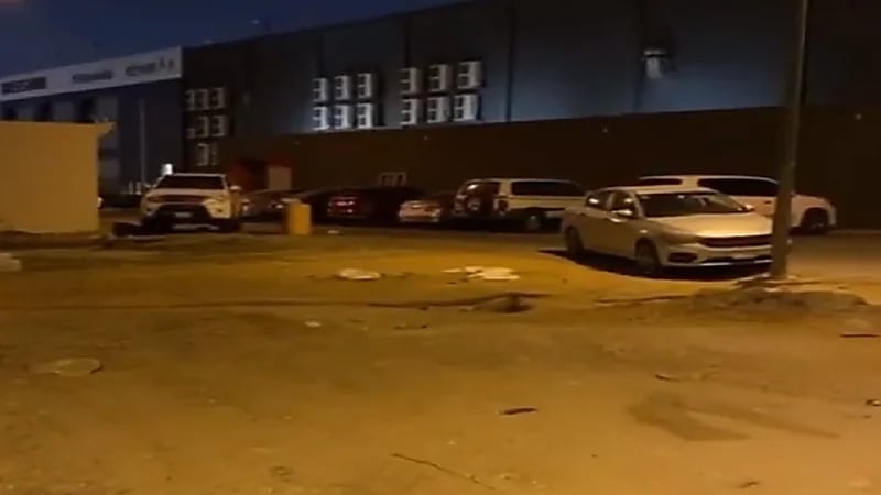 بالفيديو.. إغلاق مكاتب لتأجير السيارات حولت الارتدادات الخلفية إلى ورش بالرياض