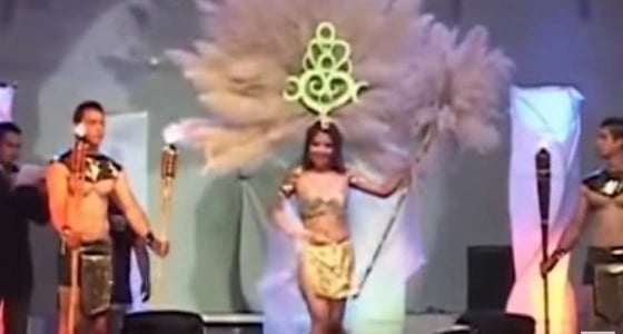 بالفيديو.. اشتعال النيران بملكة جمال لحظة صعودها على المسرح