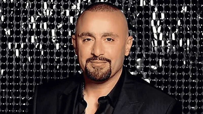 بالفيديو.. أحمد السقا يمارس رياضة الضغط على أكتاف شابين