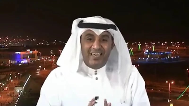 بالفيديو.. معلم يروي قصة رفضه النقل من مدرسته بسبب حب طلابه له