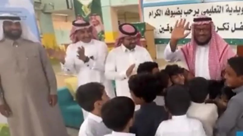 بالفيديو.. ردة فعل مؤثرة لطلاب معلم خلال إلقاء كلمته الوداعية بمجمع السويدية التعليمي