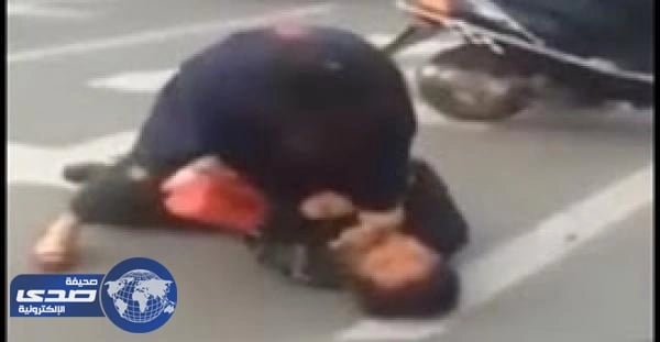 بالفيديو.. سيدة تلقن لصا علقة ساخنة