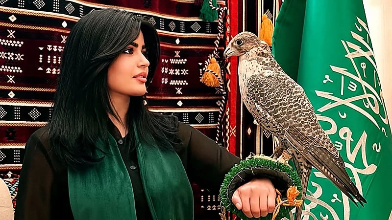 ميلا الزهراني تحتفل باليوم الوطني بصقر الشاهين .. صورة