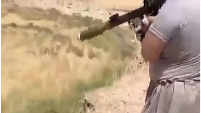 شاهد.. رجل يصطاد السمك بقذيفة آر بي جي