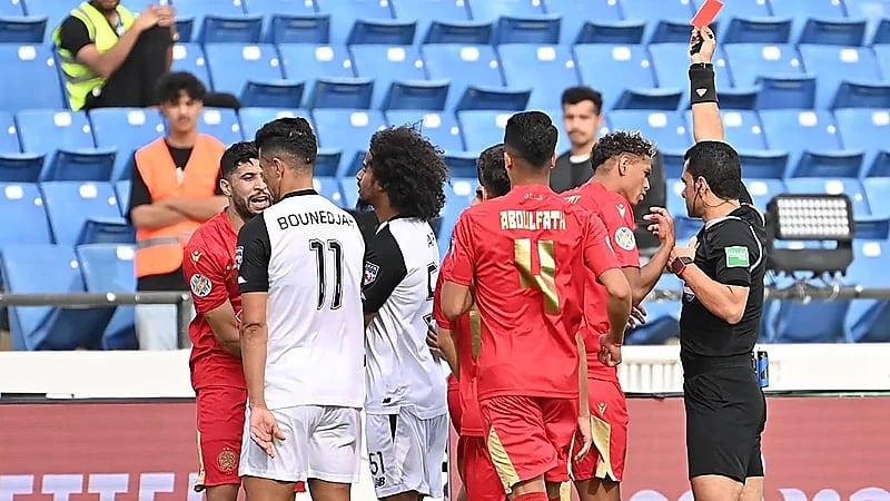 الوداد المغربي يحتج على أداء حكم مباراته أمام السد القطري ويصفه بالمهزلة التحكيمية