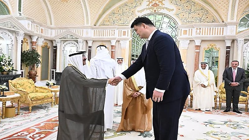 لاعب صيني عملاق يلفت الأنظار أثناء مصافحة أمير الكويت