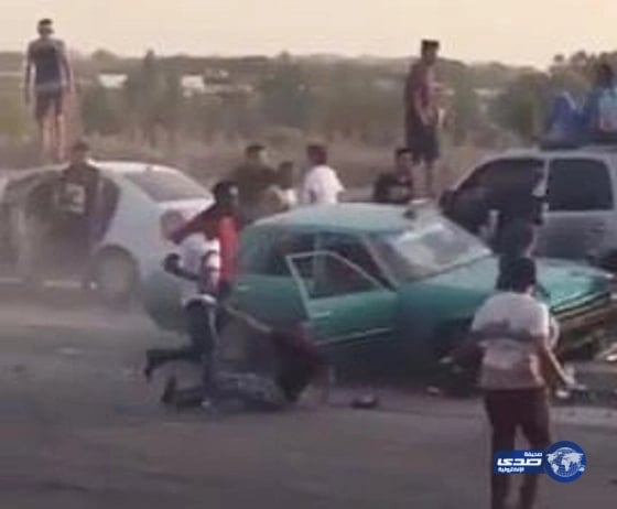 شاهد بالفيديو.. مفحط يصدم مجموعة من المتجمهرين بـالقطيف