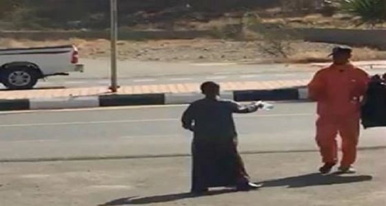 طالب يخصص جزء من مصروفه لسقاية عمال النظافة بألمع