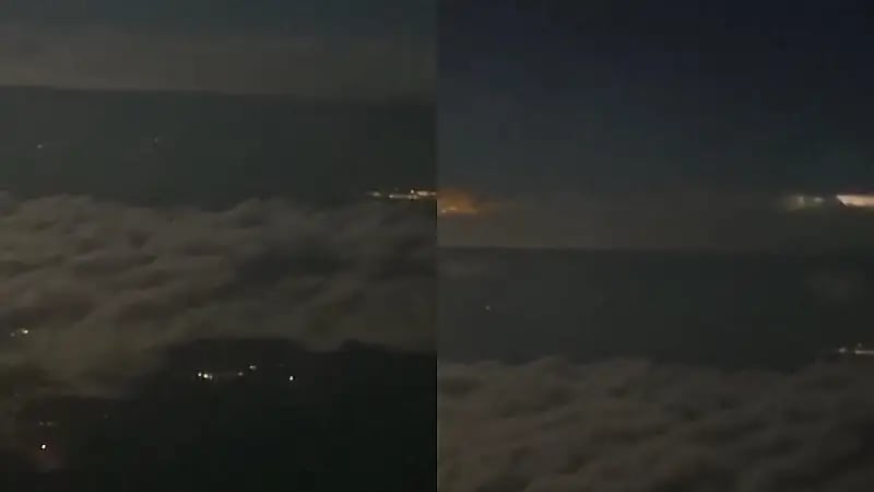 مسافر يوثق ومضات البرق والأعاصير التي ضربت أمريكا‬⁩ من نافذة الطائرة .. فيديو