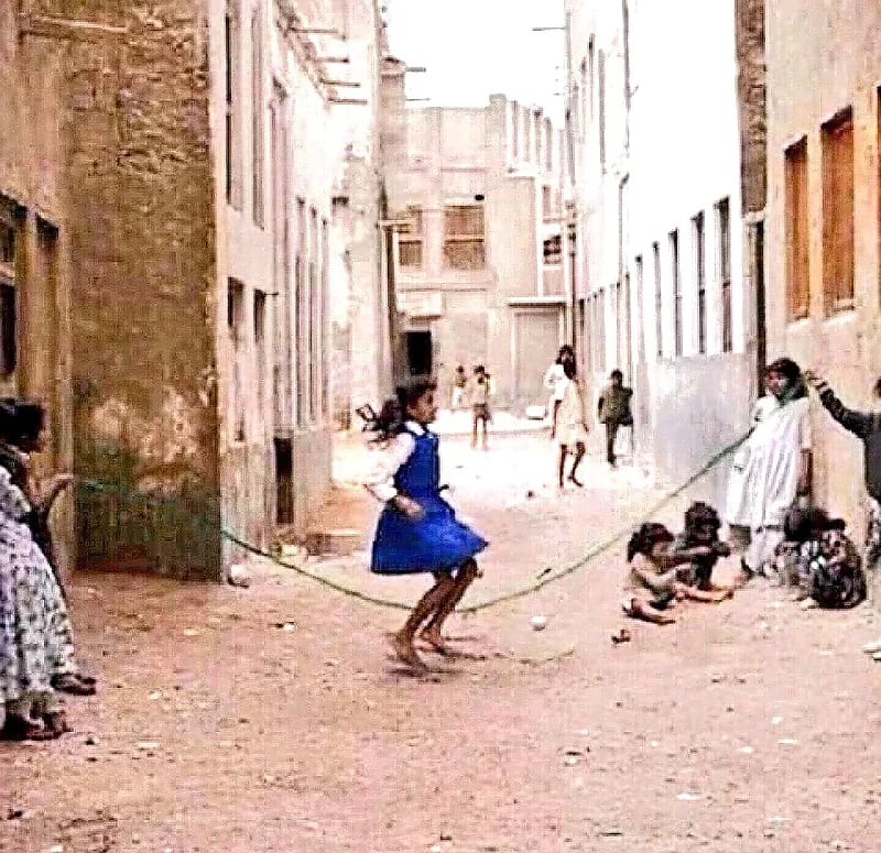 فرحة الأطفال باللعب في حارات زمان