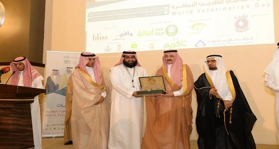 بالصور.. محافظ الأحساء يكرم أمانة الرياض ممثلة بـ " صحة البيئة "