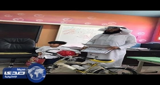 بالصور.. معلم يُكرِّم طلابه بدرَّاجات هوائية في شقراء