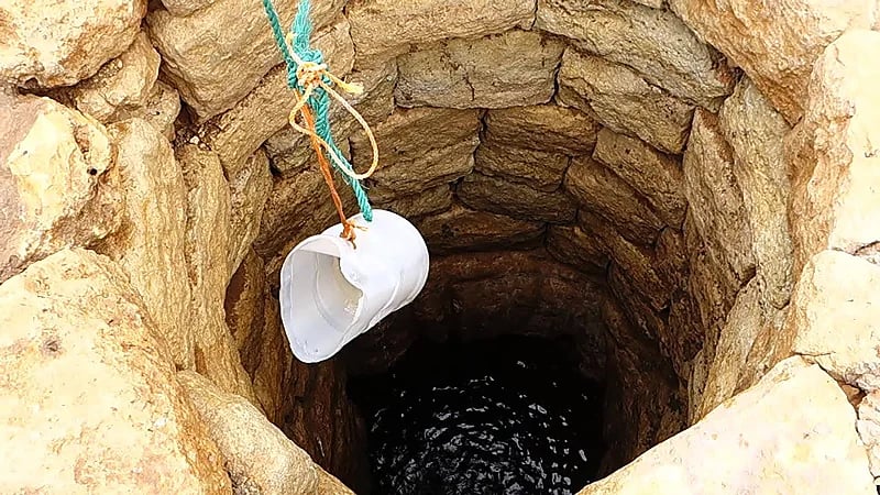 وفاة أب وابنه داخل بئر أثناء تنظيفها