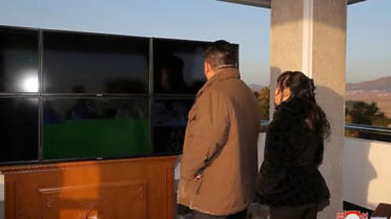 رداء ابنه الزعيم كيم خلال حضورها تجربة صاروخية يثير جدلاً واسعاً