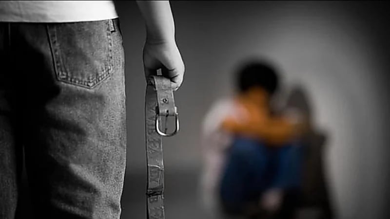 "أب" يعذب ابنه بوحشية بسبب النفقة