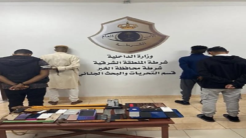 ضبط 4 أشخاص سطوا على محال لسرقتها بالخبر