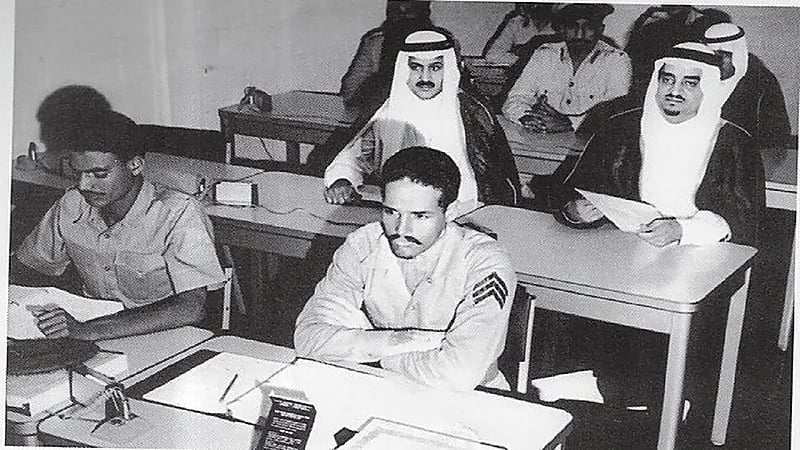 صورة نادرة للملك فهد في مدرسة الدفاع الجوي بجدة