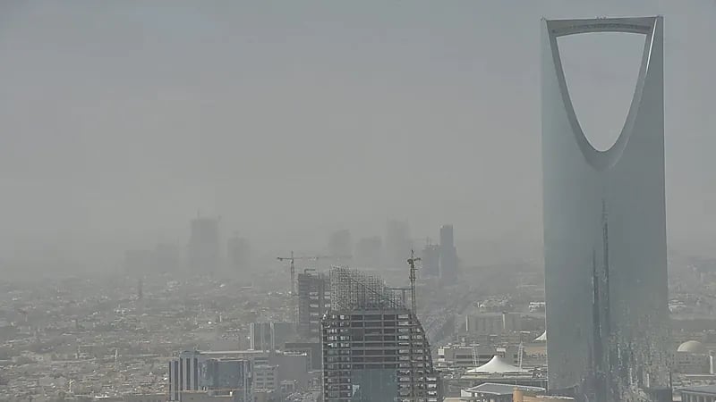 الأرصاد: الرؤية ستظل غير جيدة بالرياض خلال الـ24 ساعة القادمة .. فيديو