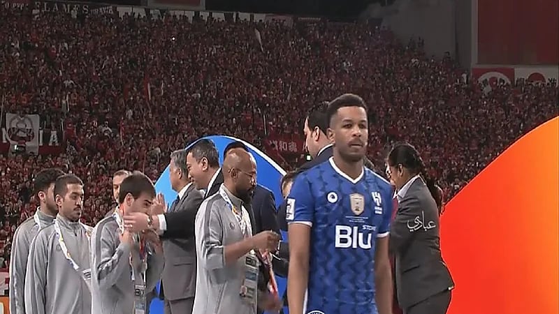 شاهد .. البليهي يرفض ارتداء الميدالية الفضية