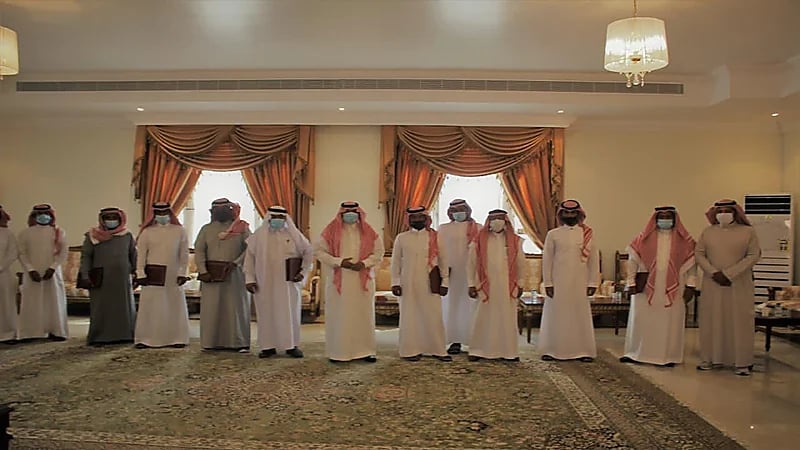 محافظ أملج يكرم مواطنين ساهموا في انقاذ الدلافين في شاطئ الشبعان