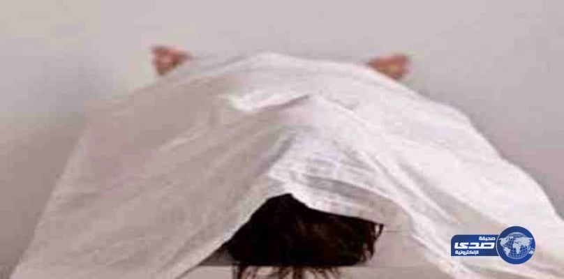 بالصور.. دٌب يٌقلد حركات راقصة لمغني مشهور