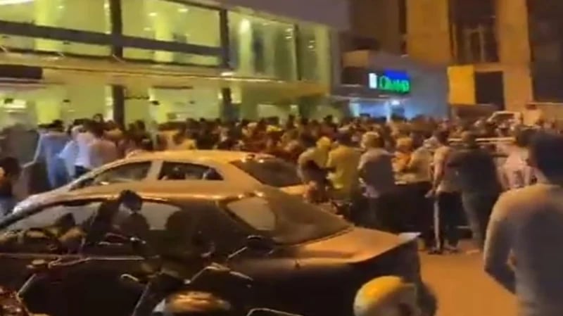 بالفيديو.. طوابير طويلة أمام أفران الخبز بلبنان في منتصف الليل