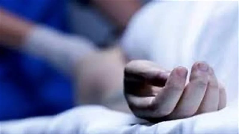 شخص يقتل والدته شنقاً ليستولى على مجوهراتها