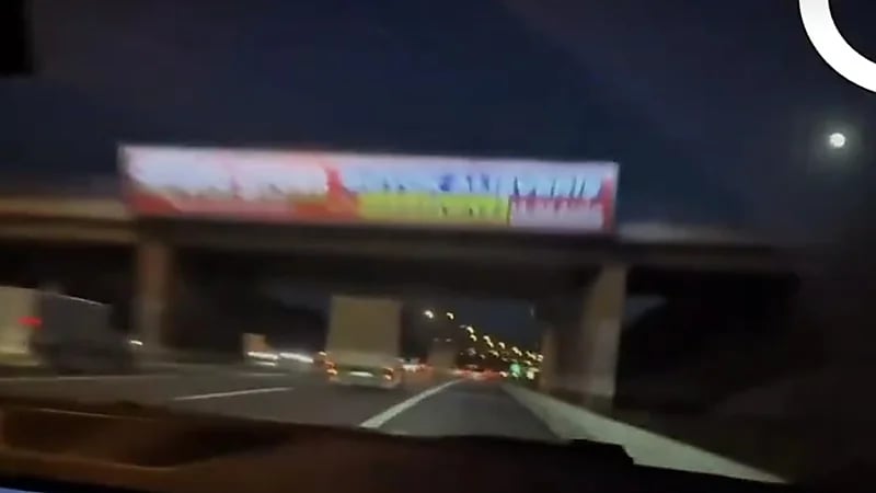 سائق يتعرض لحادث مروري بسبب انشغاله بتصوير سرعة سيارته