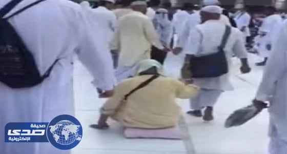 بالفيديو.. معتمر «مبتور الساقين» يتحدى إصابته ويطوف حول الكعبة الشريفة