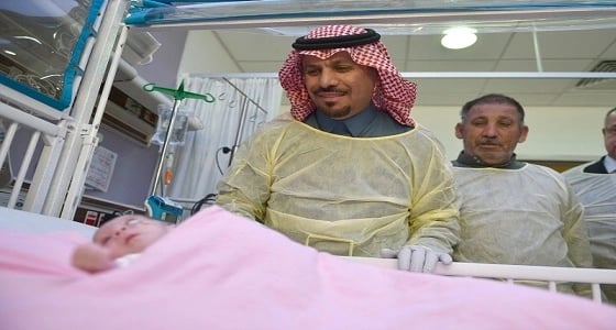 بالصور..وزير الحرس الوطني يطمأن على صحة التوأم الفلسطيني " حنين وفرح "