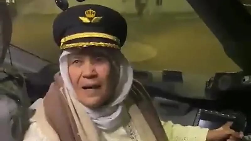 بالفيديو.. مسنة تطلب من كابتن طائرة أن تقودها لرؤية منزلها في القدس