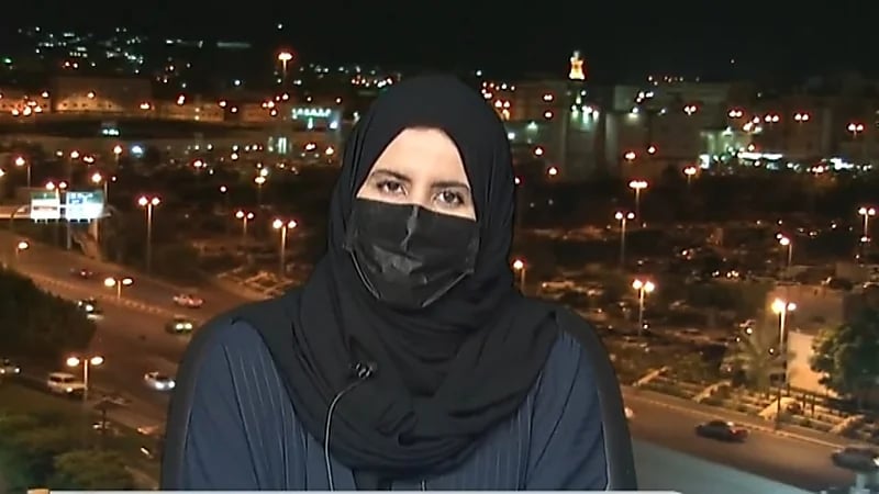 بالفيديو.. رسامة كفيفة تفقد بصرها وتجذب الأنظار بلوحاتها الفنية